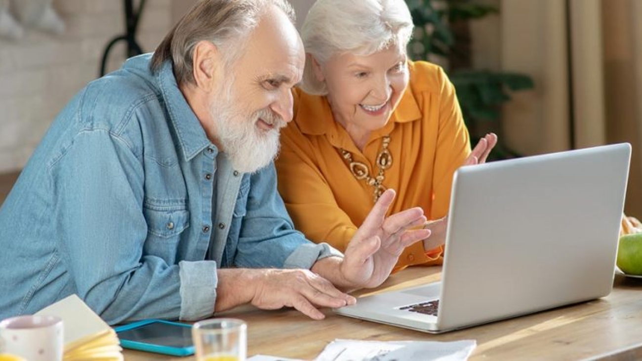 blog-senior-living-residents-zoom-768x427