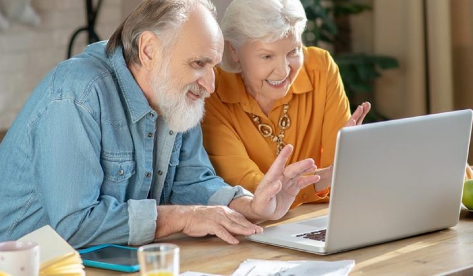 blog-senior-living-residents-zoom-768x427